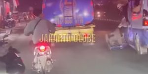Truk Tangki Air Dikejar Usai Diduga Serempet Angkot di Bogor